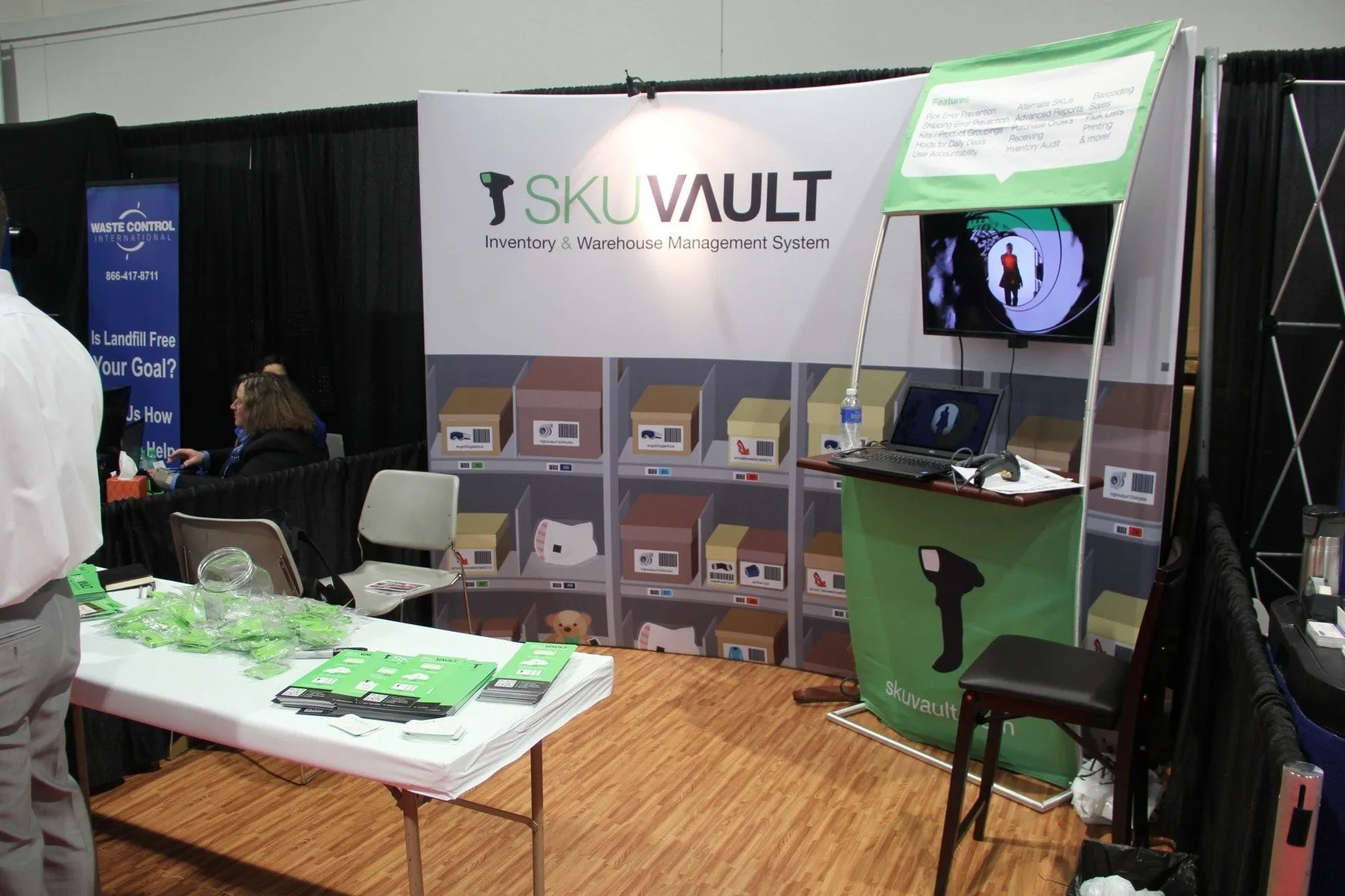 10' Formulate Displays with Monitor Mount - Horizontal
