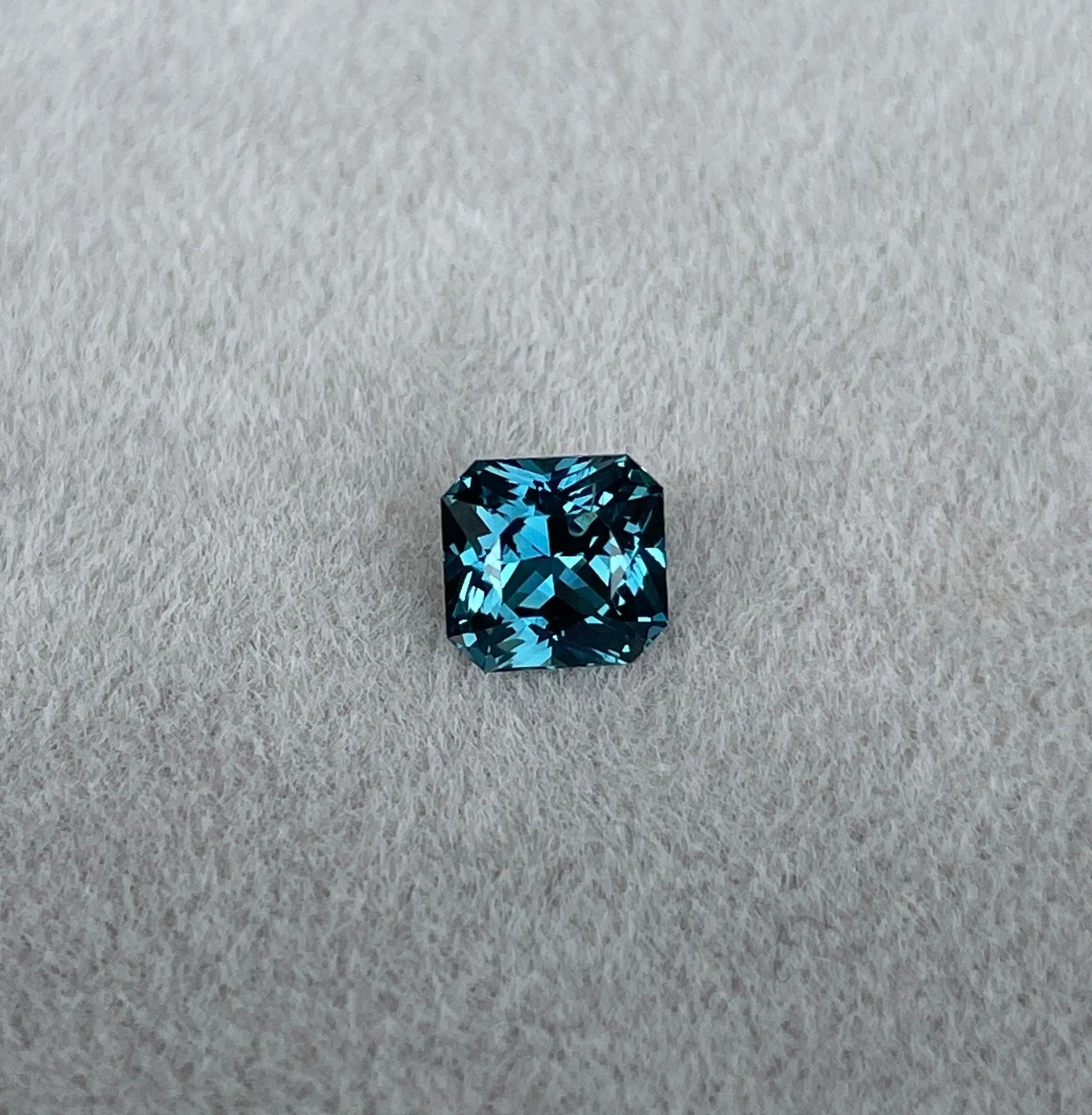 1.05 crt Teal Sapphire ( blue green ) precious gemstones in Radiant shape from madagascar, Teal Sapphire for custom ring, Jewellery Supplies