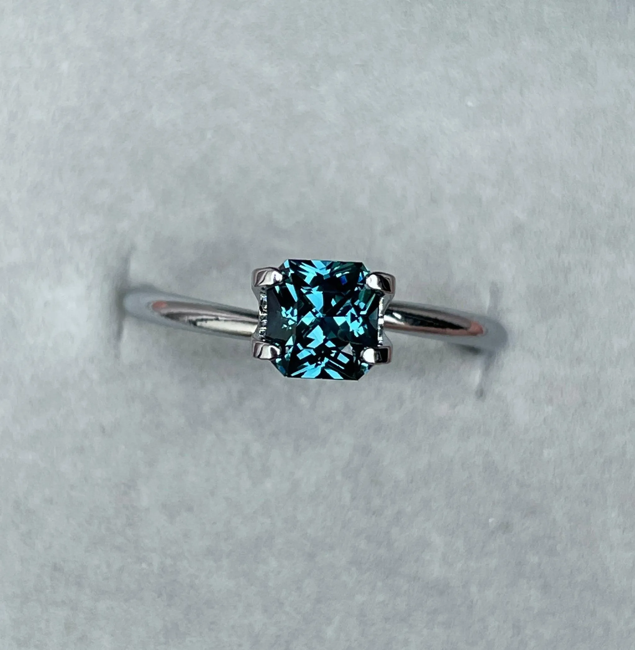1.05 crt Teal Sapphire ( blue green ) precious gemstones in Radiant shape from madagascar, Teal Sapphire for custom ring, Jewellery Supplies