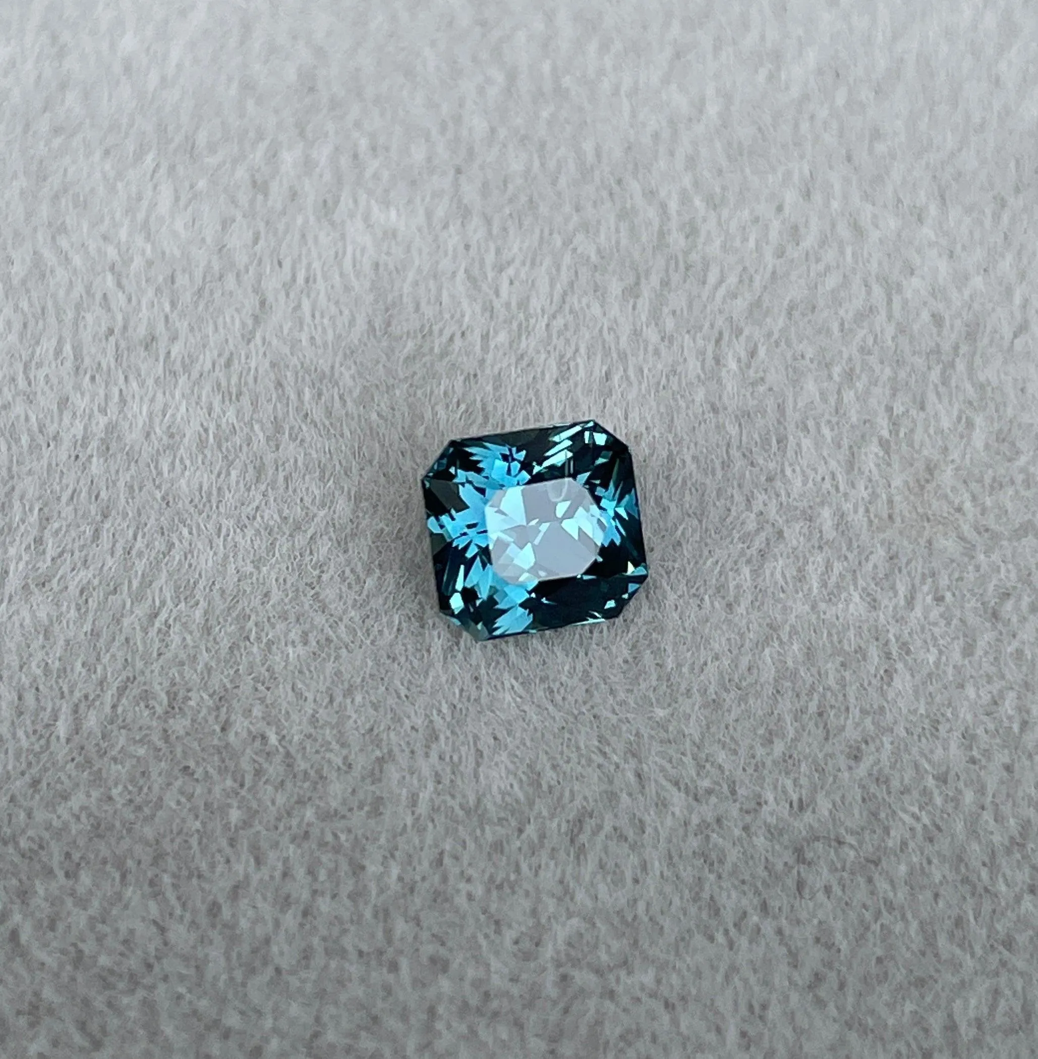 1.05 crt Teal Sapphire ( blue green ) precious gemstones in Radiant shape from madagascar, Teal Sapphire for custom ring, Jewellery Supplies