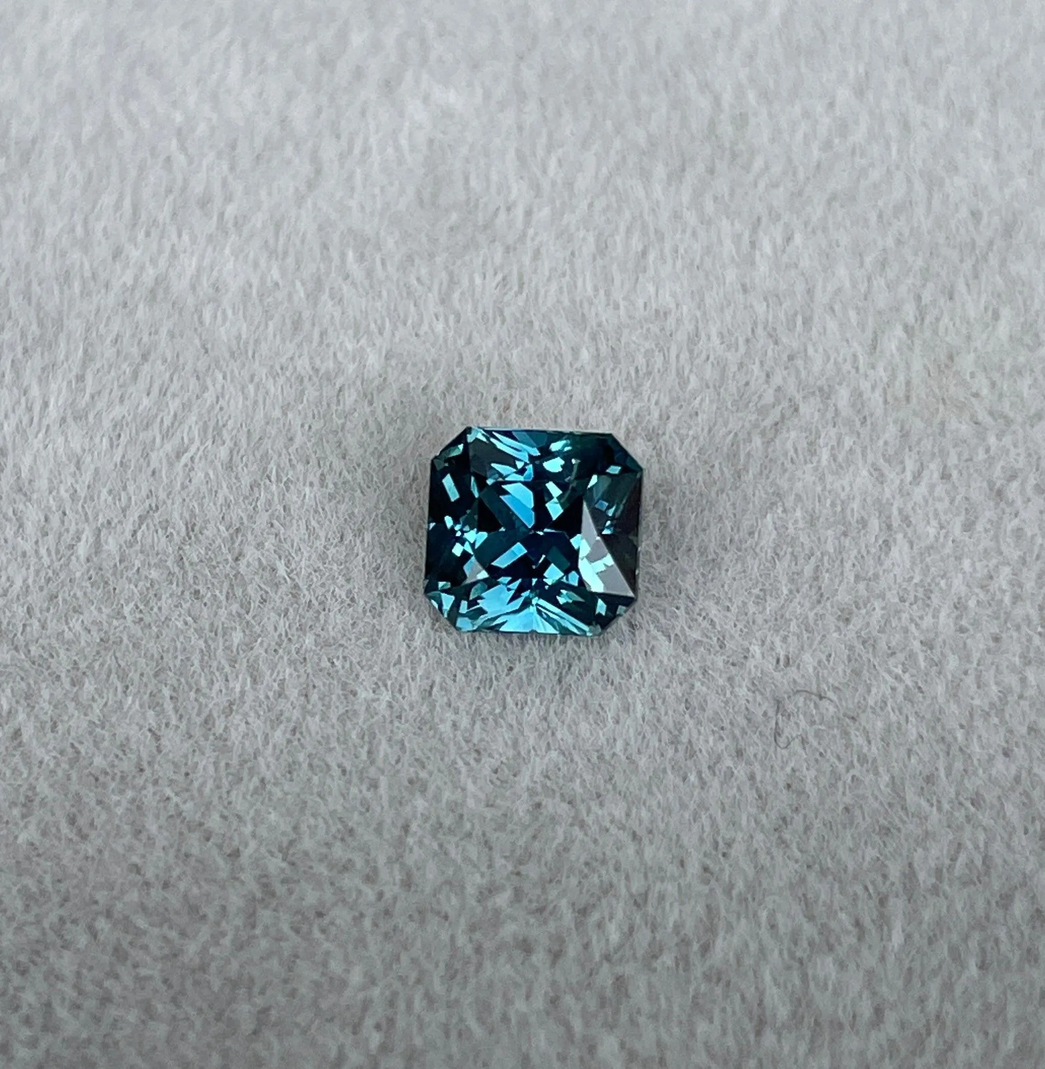 1.05 crt Teal Sapphire ( blue green ) precious gemstones in Radiant shape from madagascar, Teal Sapphire for custom ring, Jewellery Supplies