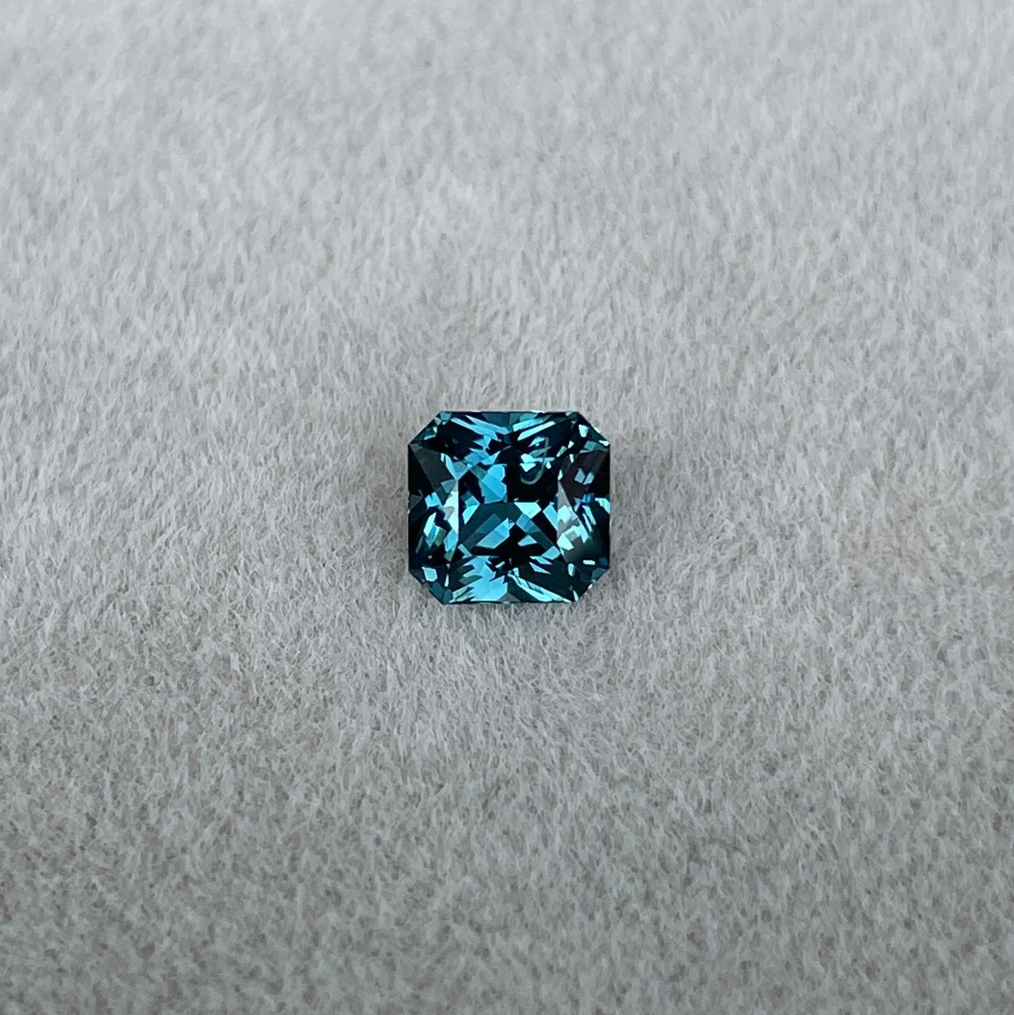 1.05 crt Teal Sapphire ( blue green ) precious gemstones in Radiant shape from madagascar, Teal Sapphire for custom ring, Jewellery Supplies