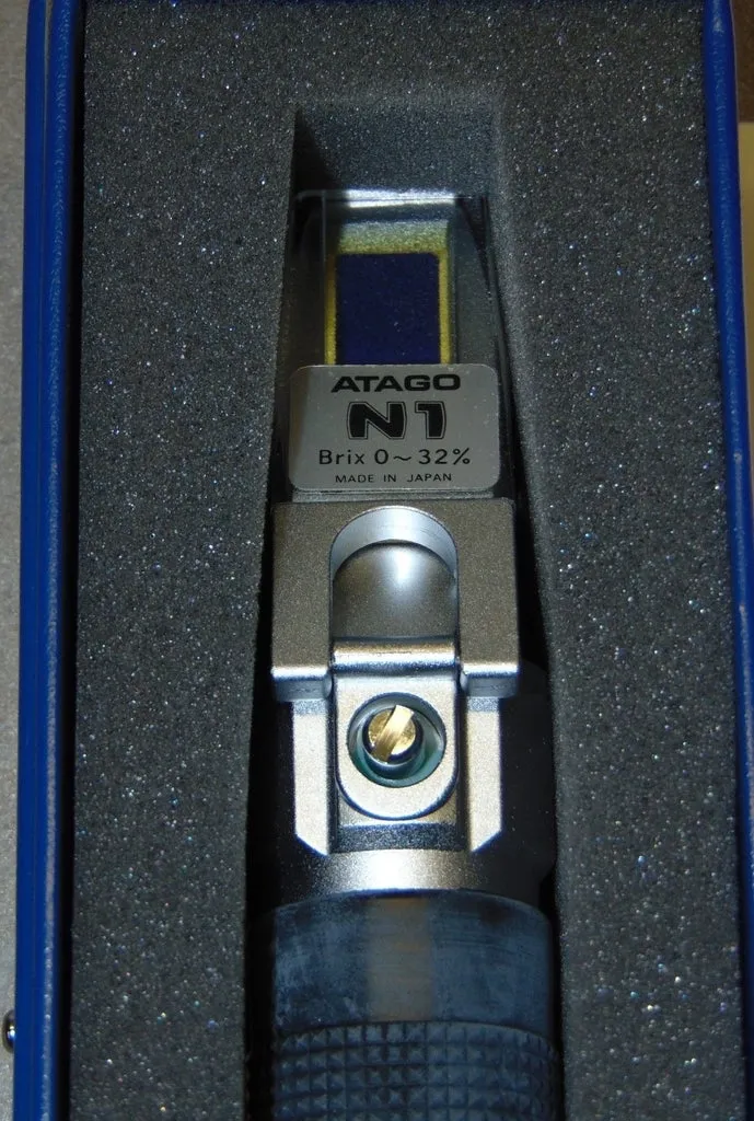ATAGO N1 HAND-HELD REFRACTOMETER, 0.0 TO 32.0% BRIX ATC