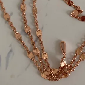 Chain with scattered scales