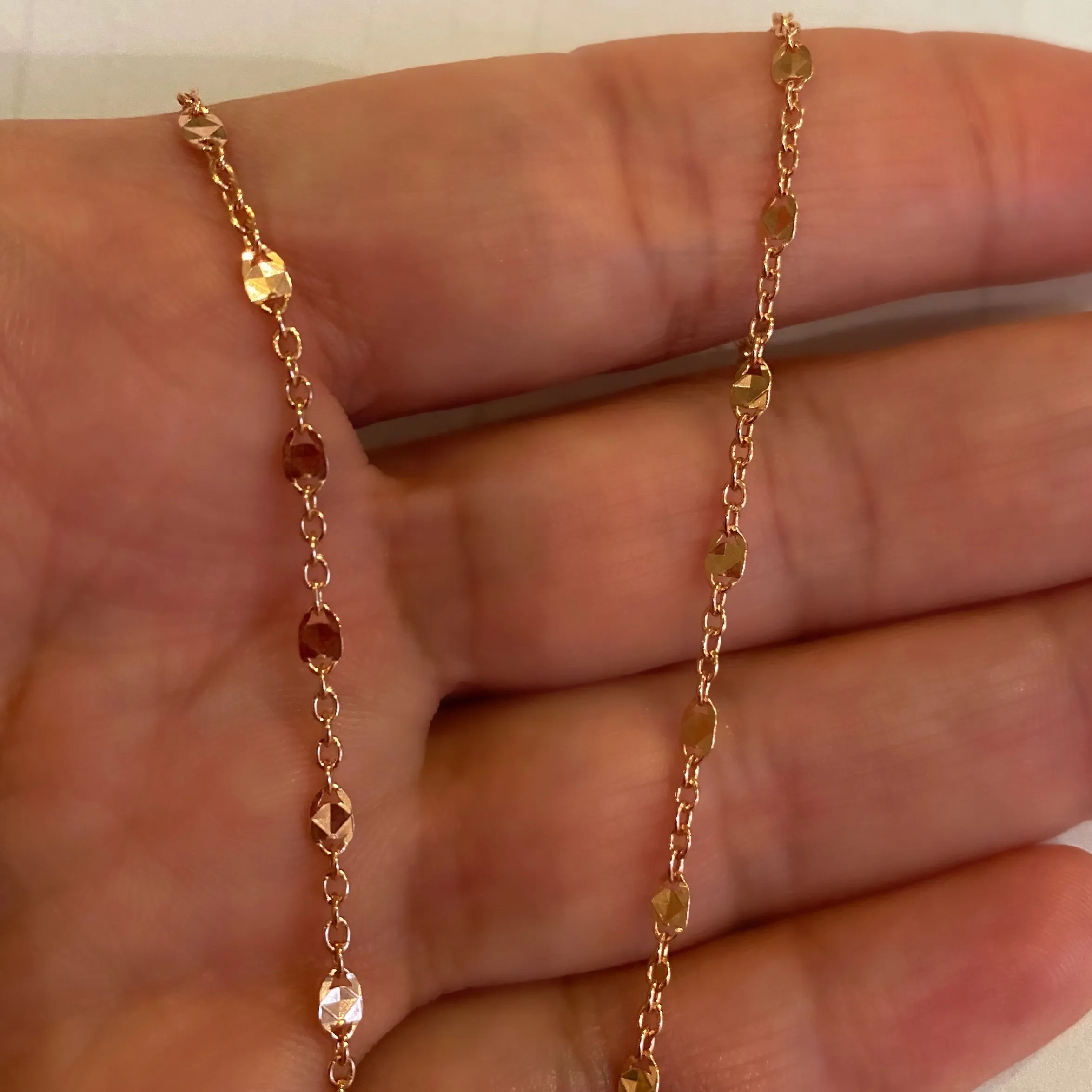 Chain with scattered scales