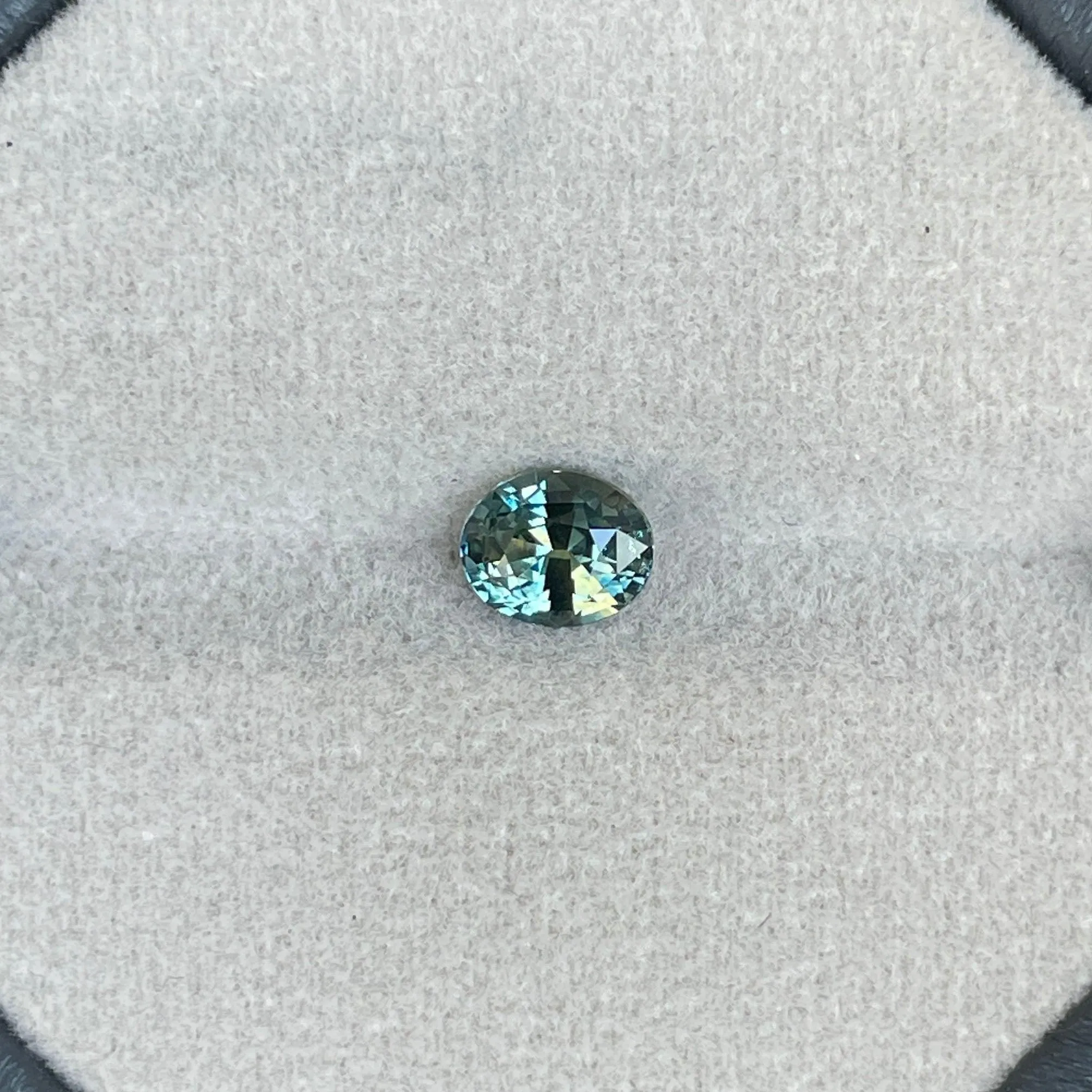 Parti sapphire stone Oval cut 1.27 crt bi colour sapphire. Clarkson uni, Loose Stone