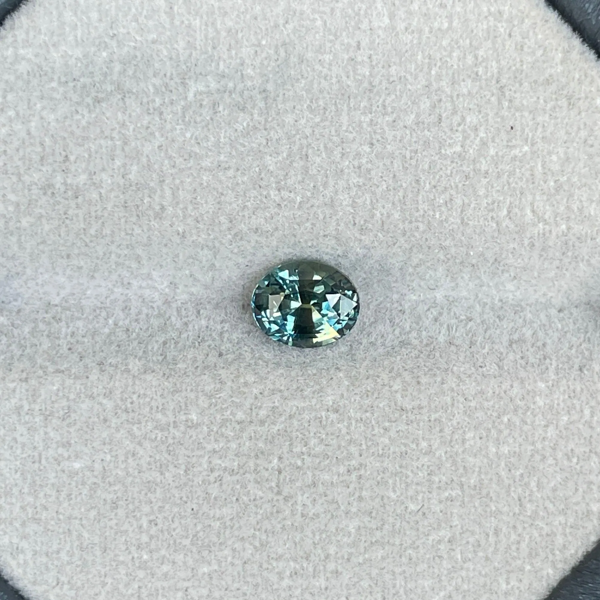 Parti sapphire stone Oval cut 1.27 crt bi colour sapphire. Clarkson uni, Loose Stone