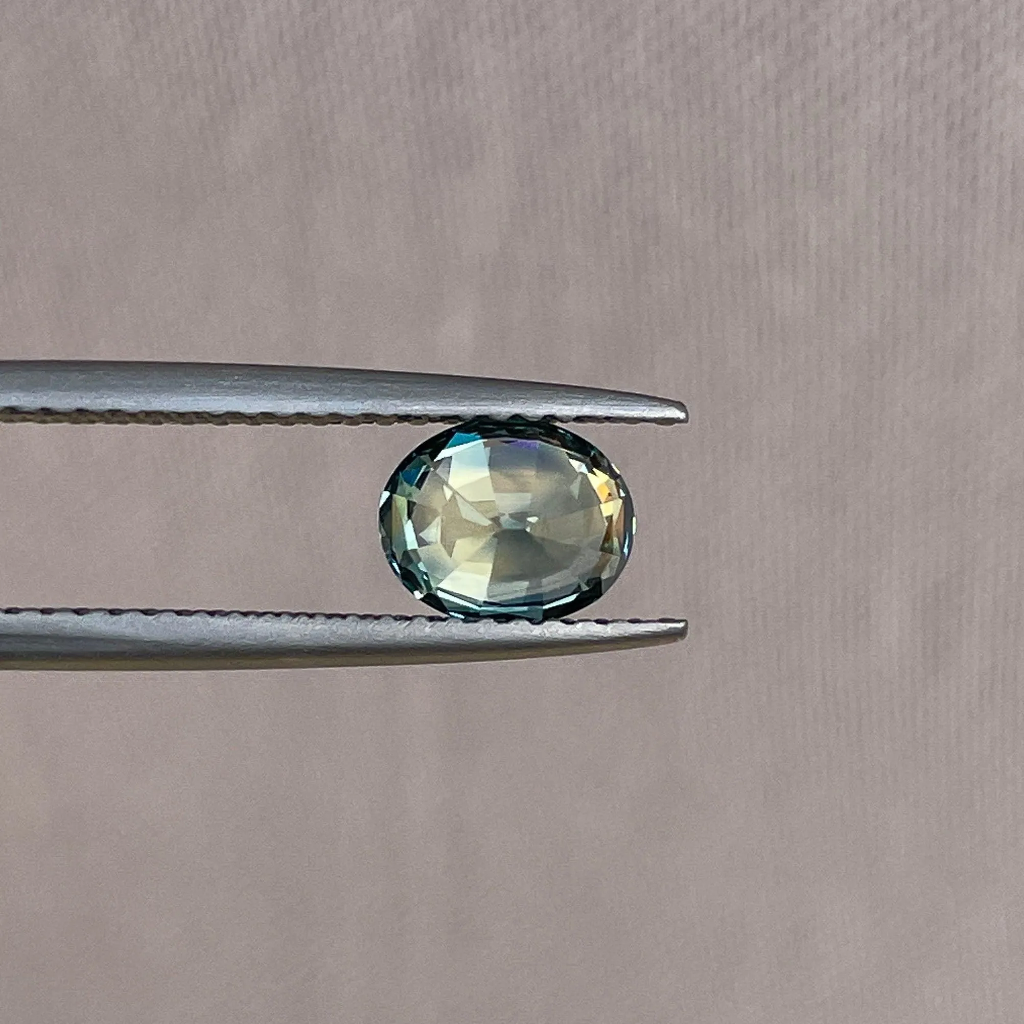 Parti sapphire stone Oval cut 1.27 crt bi colour sapphire. Clarkson uni, Loose Stone