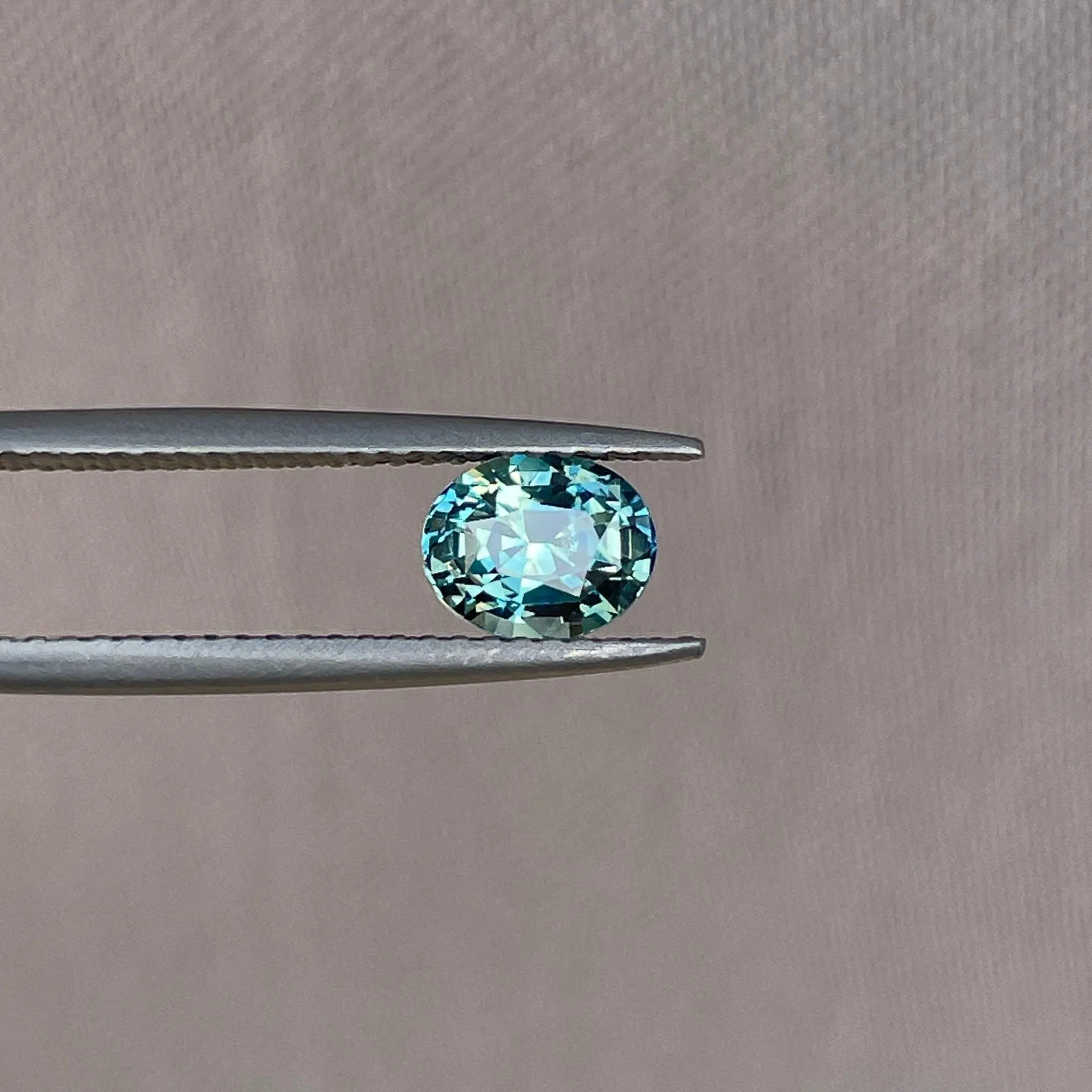 Parti sapphire stone Oval cut 1.27 crt bi colour sapphire. Clarkson uni, Loose Stone