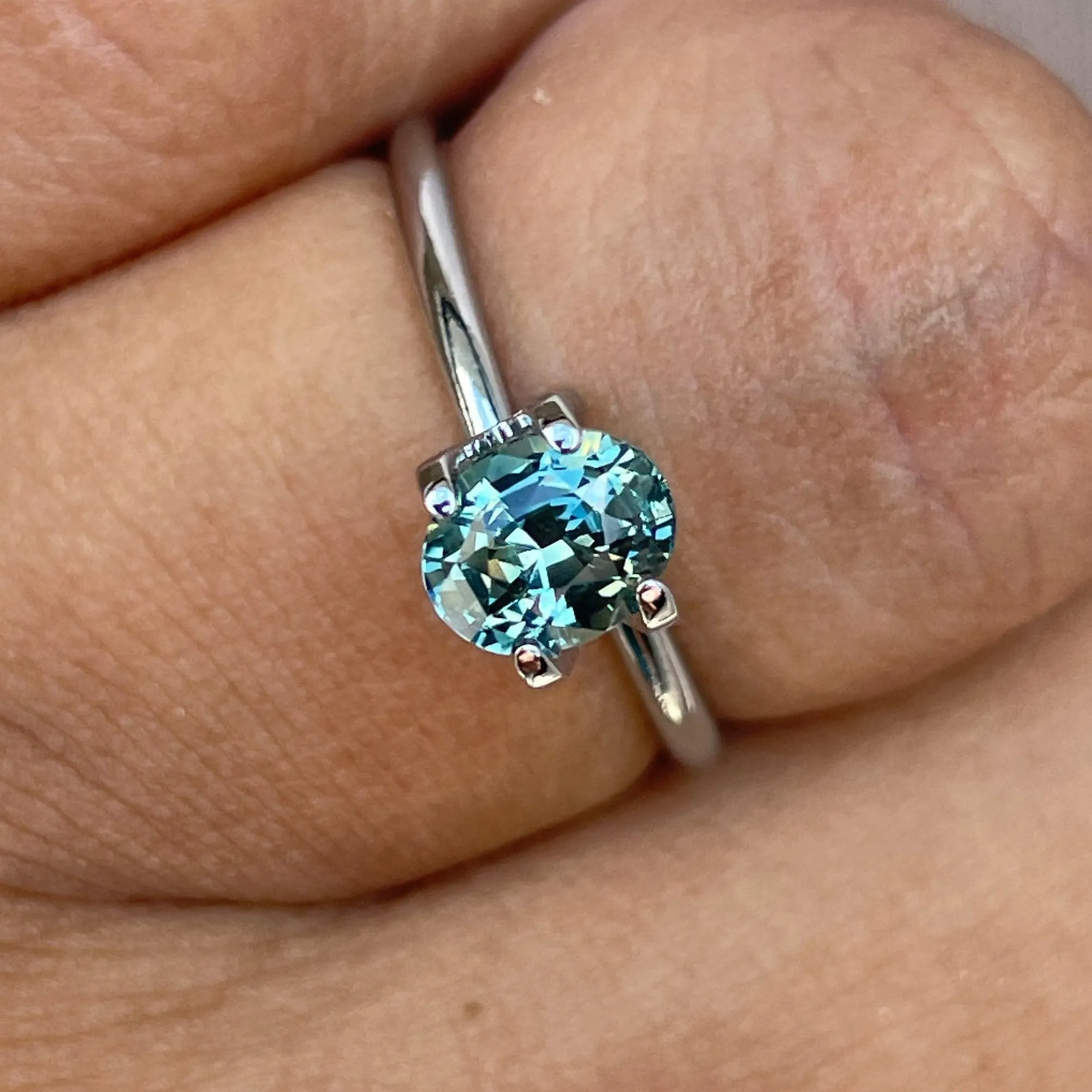 Parti sapphire stone Oval cut 1.27 crt bi colour sapphire. Clarkson uni, Loose Stone