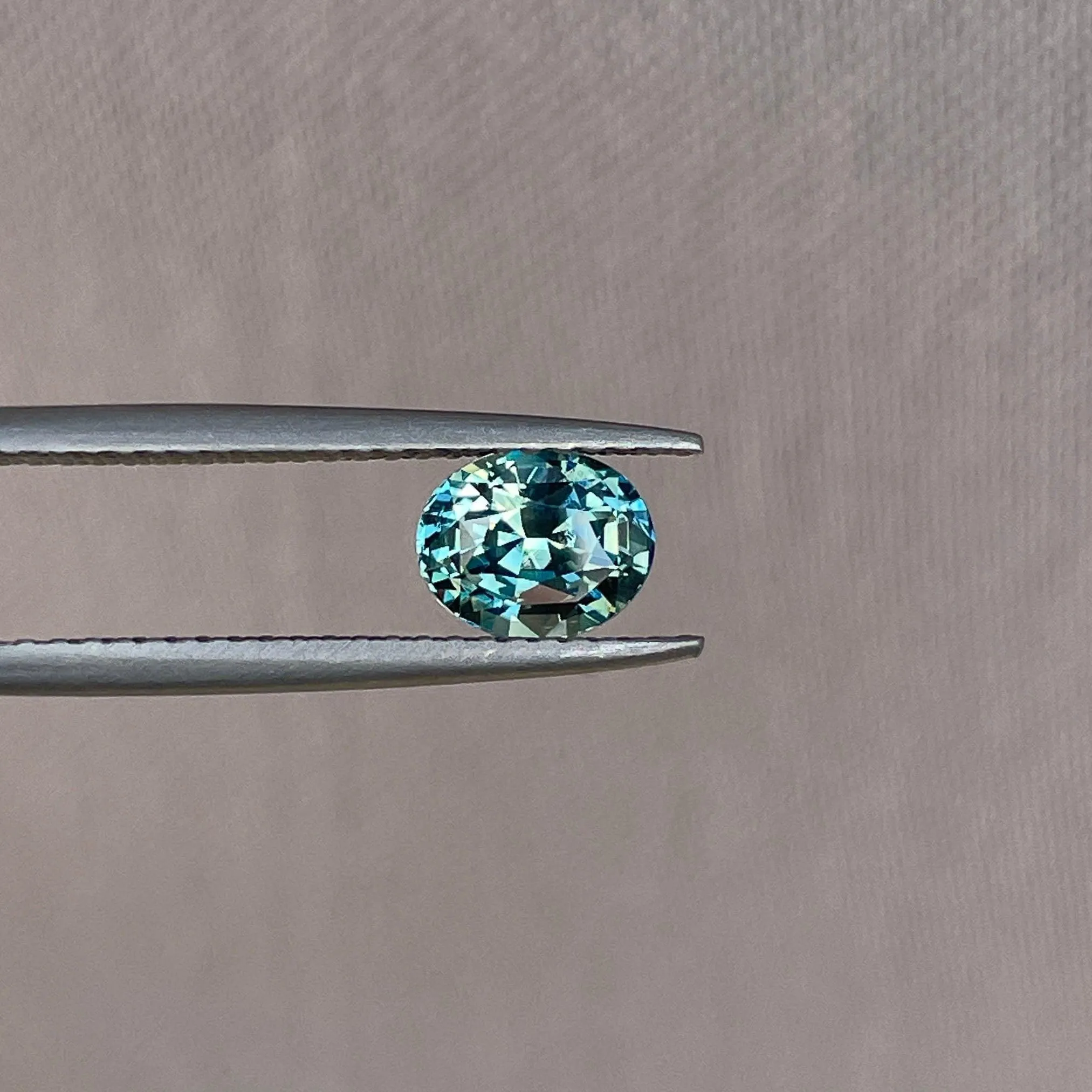 Parti sapphire stone Oval cut 1.27 crt bi colour sapphire. Clarkson uni, Loose Stone